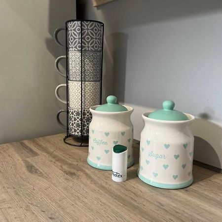 וורינגטון Spacious 2-Bedroom House In Stockton Heath With Free Wifi By Amazing Spaces Relocations Ltd מראה חיצוני תמונה