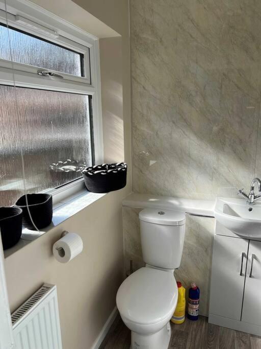וורינגטון Spacious 2-Bedroom House In Stockton Heath With Free Wifi By Amazing Spaces Relocations Ltd מראה חיצוני תמונה