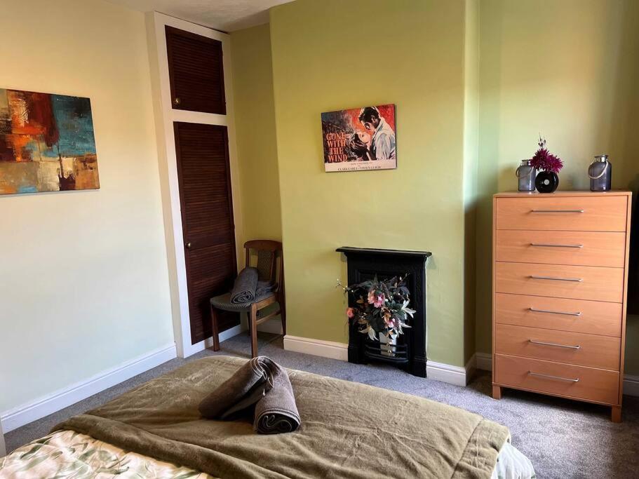 וורינגטון Spacious 2-Bedroom House In Stockton Heath With Free Wifi By Amazing Spaces Relocations Ltd מראה חיצוני תמונה