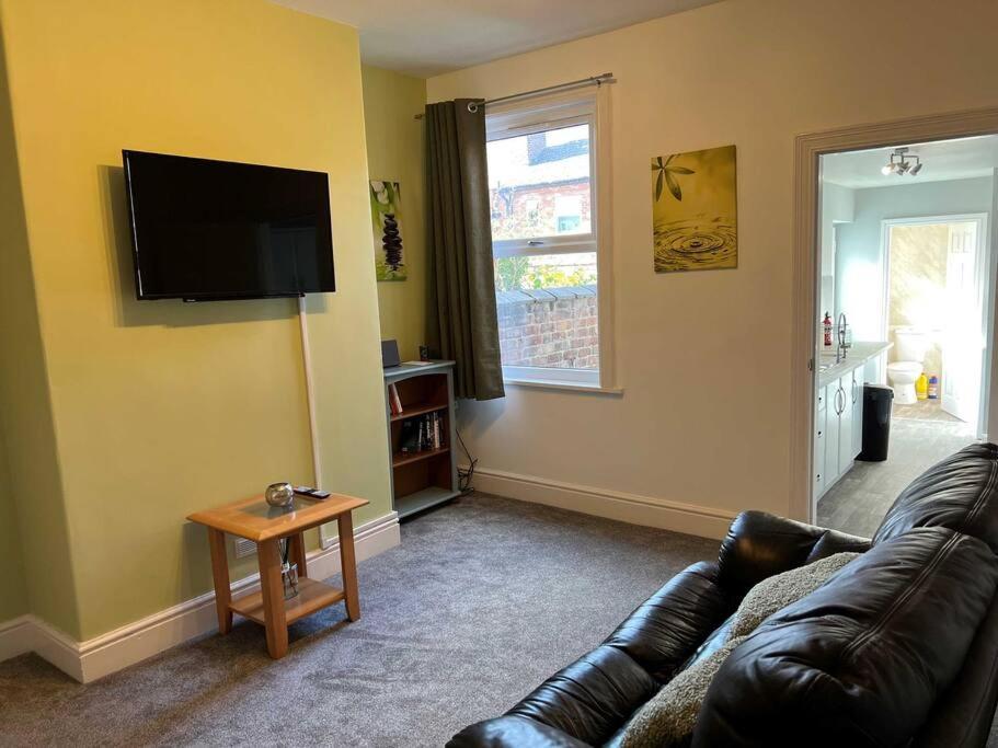 וורינגטון Spacious 2-Bedroom House In Stockton Heath With Free Wifi By Amazing Spaces Relocations Ltd מראה חיצוני תמונה