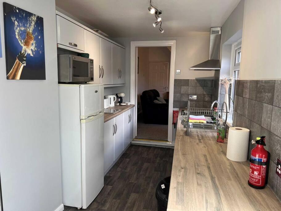 וורינגטון Spacious 2-Bedroom House In Stockton Heath With Free Wifi By Amazing Spaces Relocations Ltd מראה חיצוני תמונה