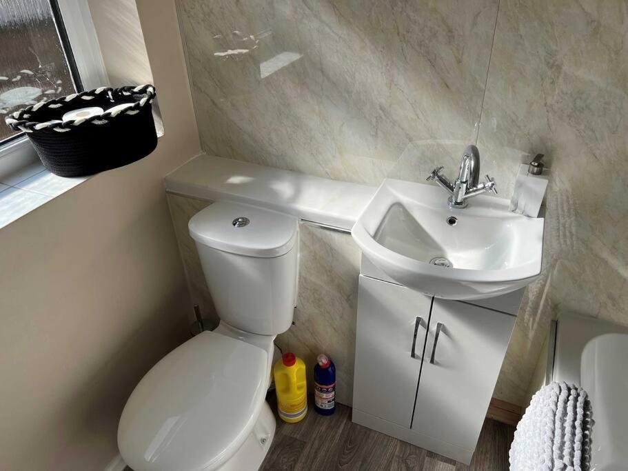 וורינגטון Spacious 2-Bedroom House In Stockton Heath With Free Wifi By Amazing Spaces Relocations Ltd מראה חיצוני תמונה