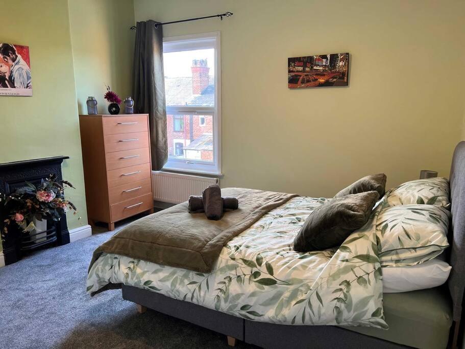 וורינגטון Spacious 2-Bedroom House In Stockton Heath With Free Wifi By Amazing Spaces Relocations Ltd מראה חיצוני תמונה