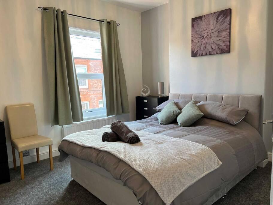 וורינגטון Spacious 2-Bedroom House In Stockton Heath With Free Wifi By Amazing Spaces Relocations Ltd מראה חיצוני תמונה