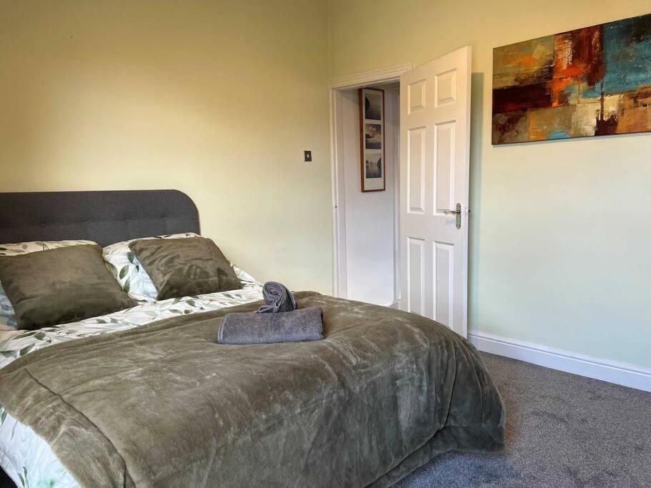 וורינגטון Spacious 2-Bedroom House In Stockton Heath With Free Wifi By Amazing Spaces Relocations Ltd מראה חיצוני תמונה