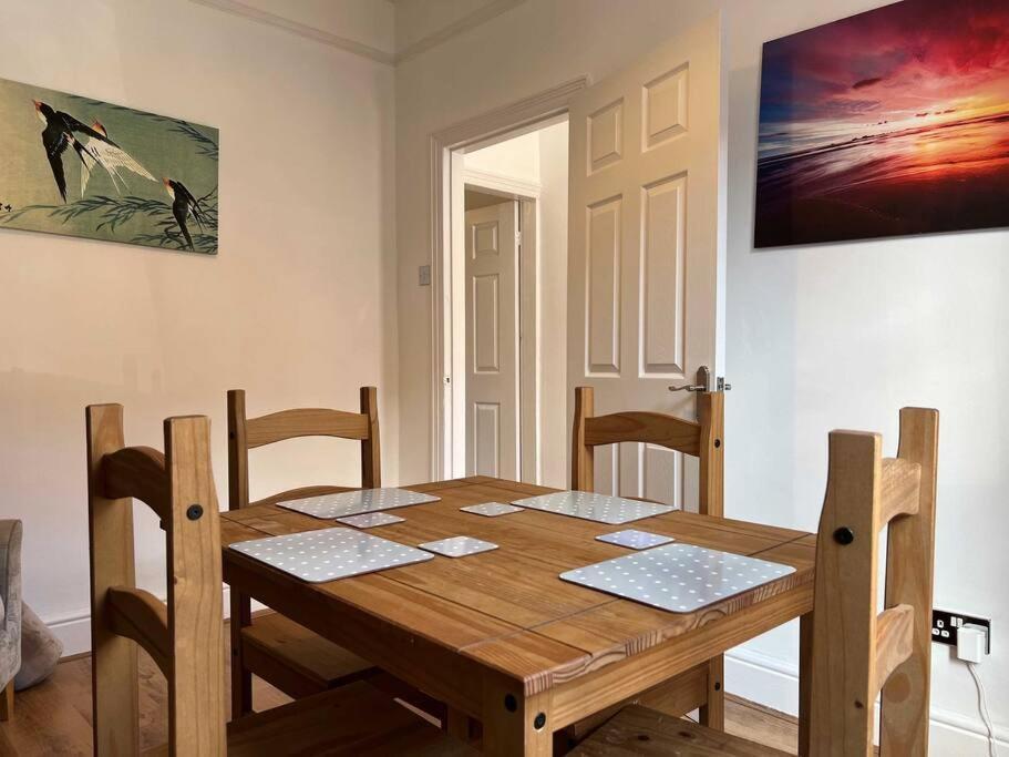וורינגטון Spacious 2-Bedroom House In Stockton Heath With Free Wifi By Amazing Spaces Relocations Ltd מראה חיצוני תמונה