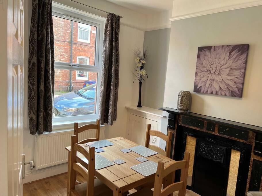 וורינגטון Spacious 2-Bedroom House In Stockton Heath With Free Wifi By Amazing Spaces Relocations Ltd מראה חיצוני תמונה