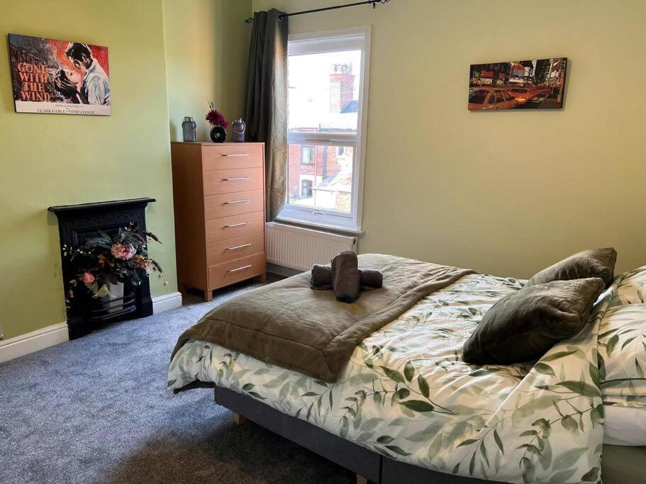 וורינגטון Spacious 2-Bedroom House In Stockton Heath With Free Wifi By Amazing Spaces Relocations Ltd מראה חיצוני תמונה