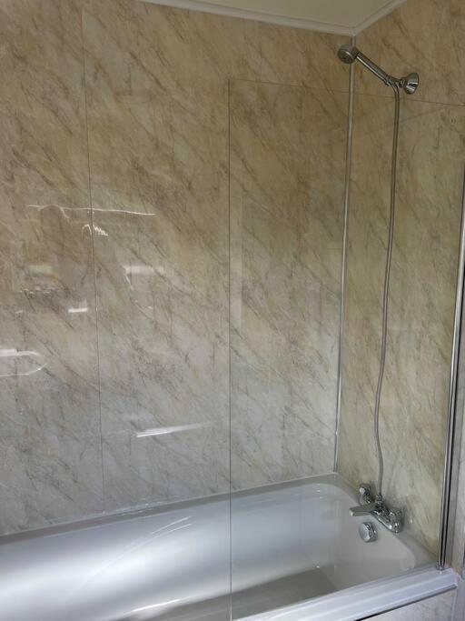 וורינגטון Spacious 2-Bedroom House In Stockton Heath With Free Wifi By Amazing Spaces Relocations Ltd מראה חיצוני תמונה