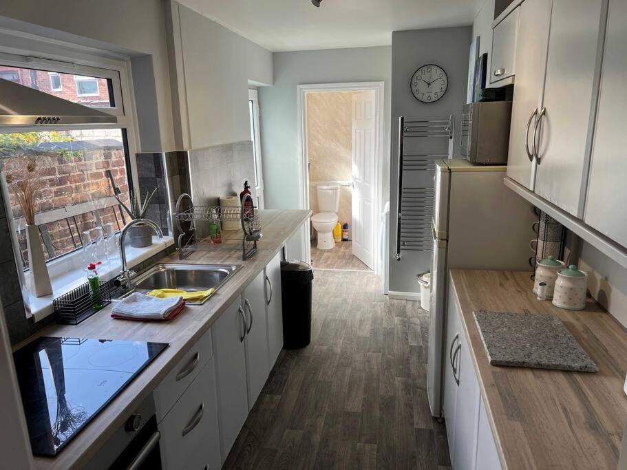 וורינגטון Spacious 2-Bedroom House In Stockton Heath With Free Wifi By Amazing Spaces Relocations Ltd מראה חיצוני תמונה