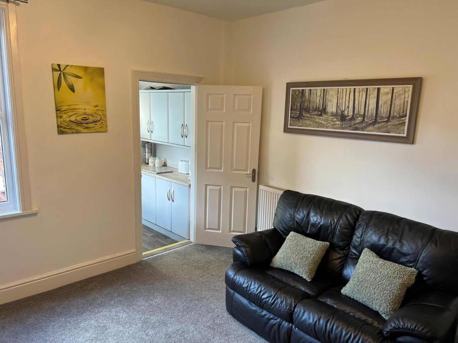 וורינגטון Spacious 2-Bedroom House In Stockton Heath With Free Wifi By Amazing Spaces Relocations Ltd מראה חיצוני תמונה